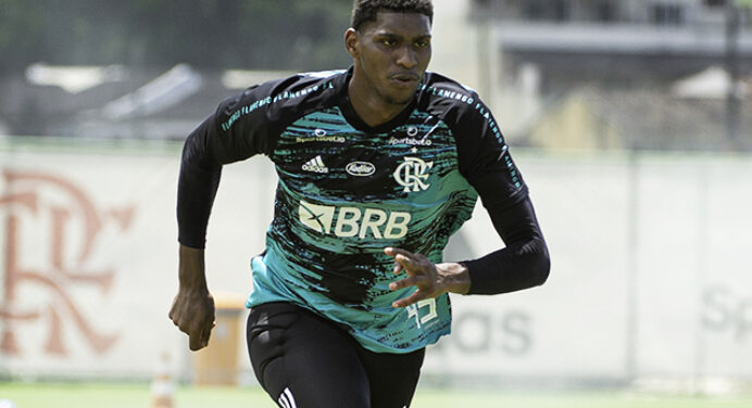 Após caso de racismo, Hugo Souza se manifesta em apoio a atleta de 11 anos