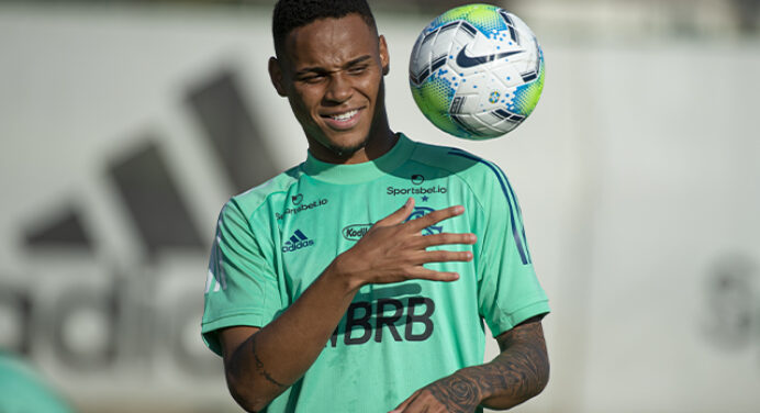 Natan treina como titular e deve assumir vaga de Gustavo Henrique no Flamengo
