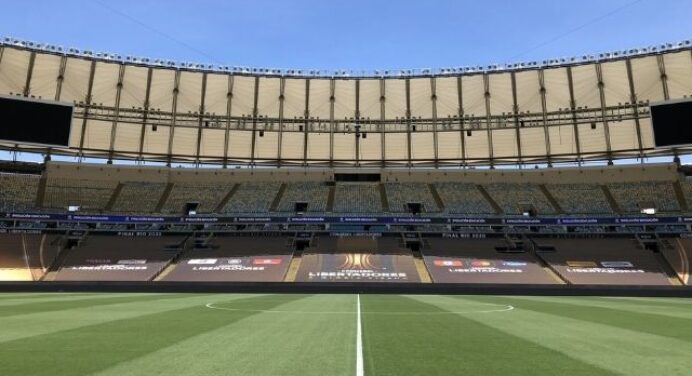 Torcedores do Fla reagem ao estado perfeito do gramado do Maraca na final da Libertadores