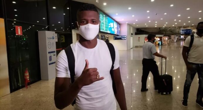 Alvo do Flamengo, lateral colombiano fala sobre seu futuro: “Quero resolver minha carreira rápido”