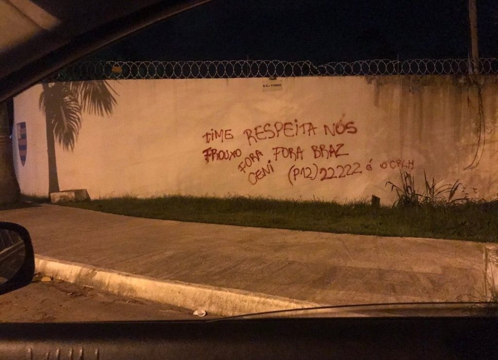 Muro de CT do Flamengo é pichado com denúncias, críticas à diretoria e cobranças: “Fora Braz”