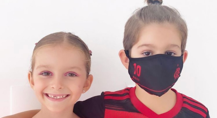 Momento fofura! Filho de Filipe Luís se fantasia de Diego Ribas para curtir o carnaval; veja imagens
