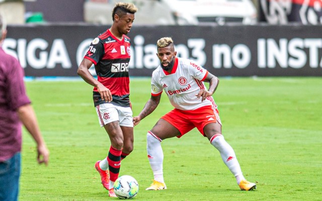 Flamengo 2 x 1 Inter: Fla vence de virada em jogo com expulsão de Rodinei e  fica perto do título brasileiro