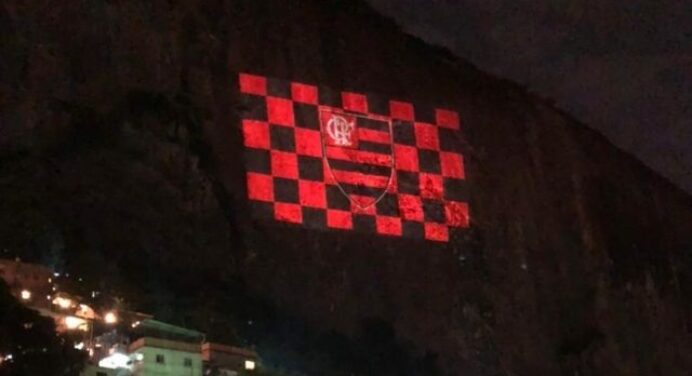 Vou te apoiar até o final! Pelo octa, torcedores projetam bandeira do Flamengo na maior favela do Rio