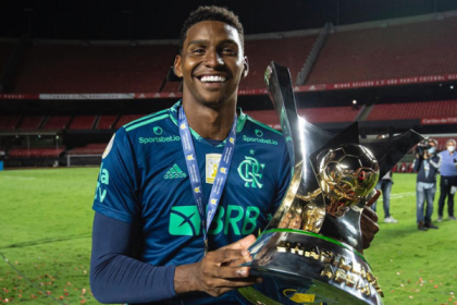 Hugo Souza, goleiro do Flamengo, com troféu do Campeonato Brasileiro.