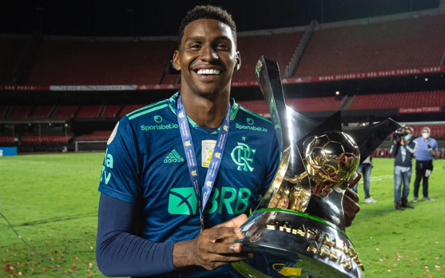 Hugo Souza, goleiro do Flamengo, com troféu do Campeonato Brasileiro.