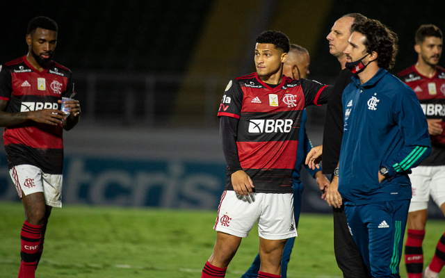 João Gomes recebe terceiro amarelo e está fora de jogo contra o Corinthians