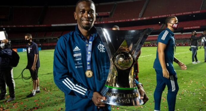 Gerente técnico e ídolo do Fla, Juan festeja titulo brasileiro: “Orgulho de fazer parte dessa história”