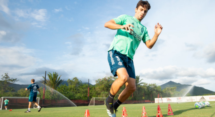Foco total! Com Rodrigo Caio, Flamengo inicia preparação para jogo contra o Corinthians