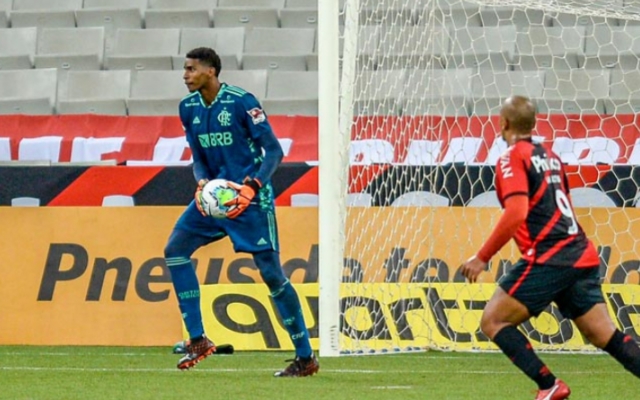 Com ‘milagre’ contra o Athletico, Hugo Souza concorre a defesa mais bonita da Copa do Brasil
