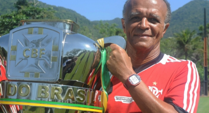 Último campeão da Copa do Brasil pelo Flamengo, Jayme de Almeida completa 68 anos e recebe homenagem