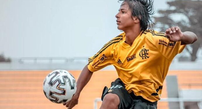 Após passagens por clubes Europeus, Manu assina contrato com o Flamengo