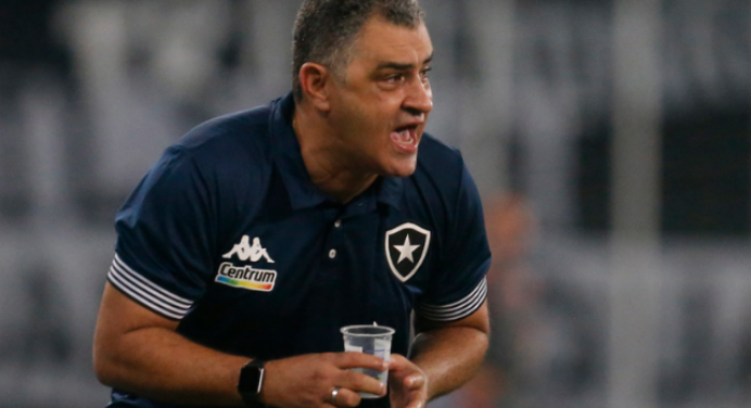 “Não sofremos tanto no aspecto defensivo”, diz técnico do Botafogo após perder para o Flamengo
