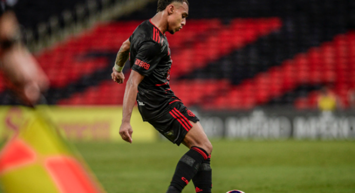 Matheuzinho se adapta, ostenta assistências e pode ganhar oportunidades no profissional do Flamengo