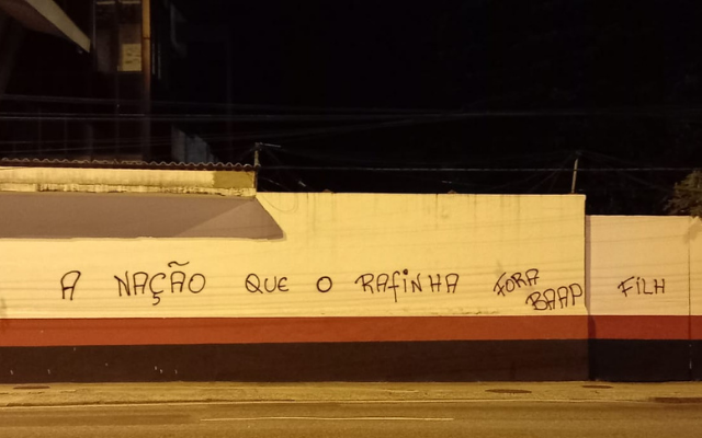 Em tom de cobrança, muro da Gávea amanhece pichado: A Nação quer o  Rafinha - Coluna do Fla