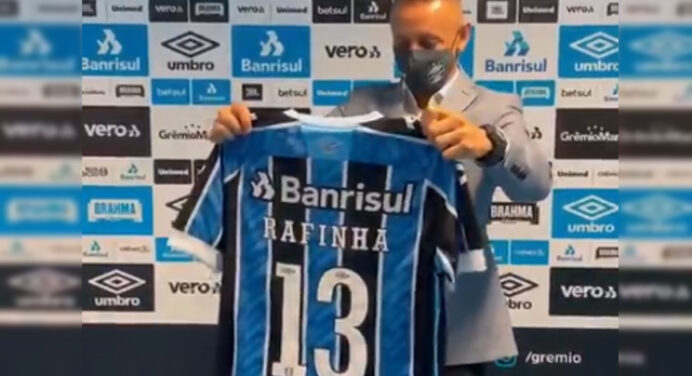 Torcedores do Flamengo invadem anúncio de Rafinha no Grêmio e detonam: “Judas”