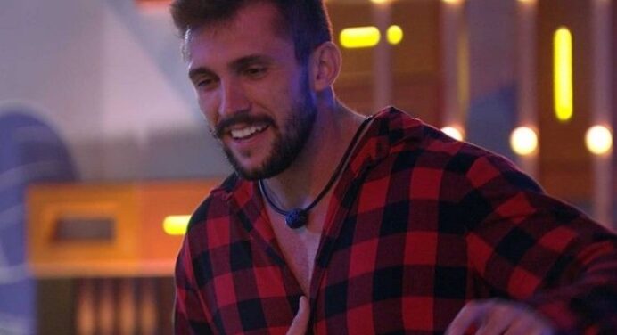“Arquibancada incendeia”: participante do BBB, Arthur canta música de torcida do Flamengo em festa no programa