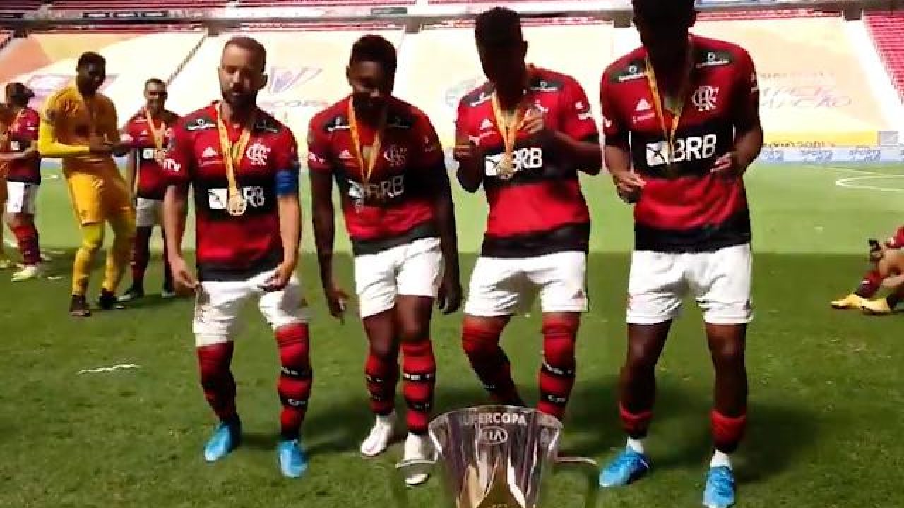 Jogadores Do Flamengo Fazem Dancinha Inspirada Em Meme E Mostram Gingado Em Comemoracao Veja Video Flamengo Coluna Do Fla