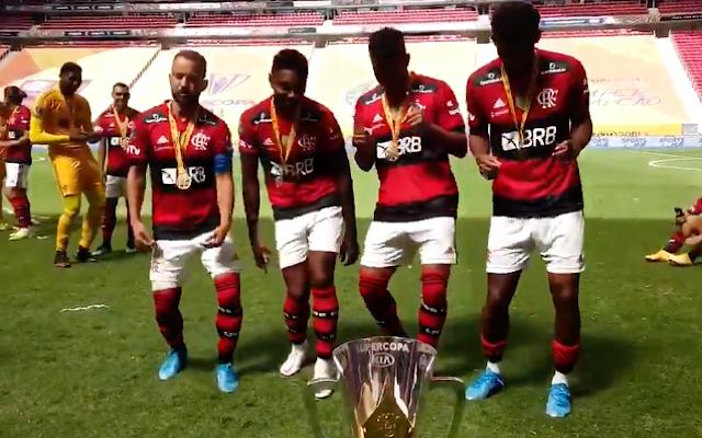 Jogadores Do Flamengo Fazem Dancinha Inspirada Em Meme E Mostram Gingado Em Comemoracao Veja Video Flamengo Coluna Do Fla