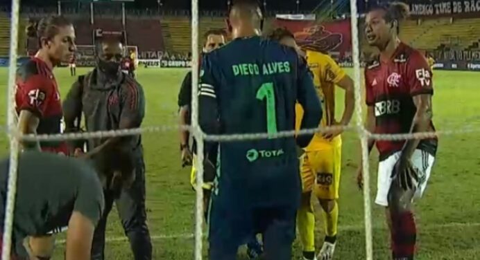 Arão se oferece para assumir o gol após problema de Diego Alves: “Sou bom goleiro”