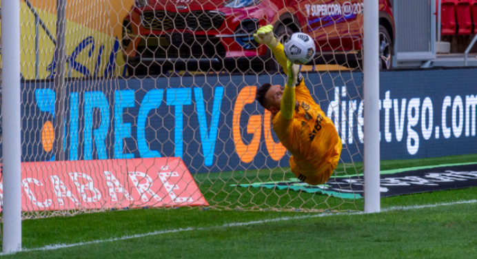 Diego Alves é o terceiro goleiro com mais pênaltis defendidos na história