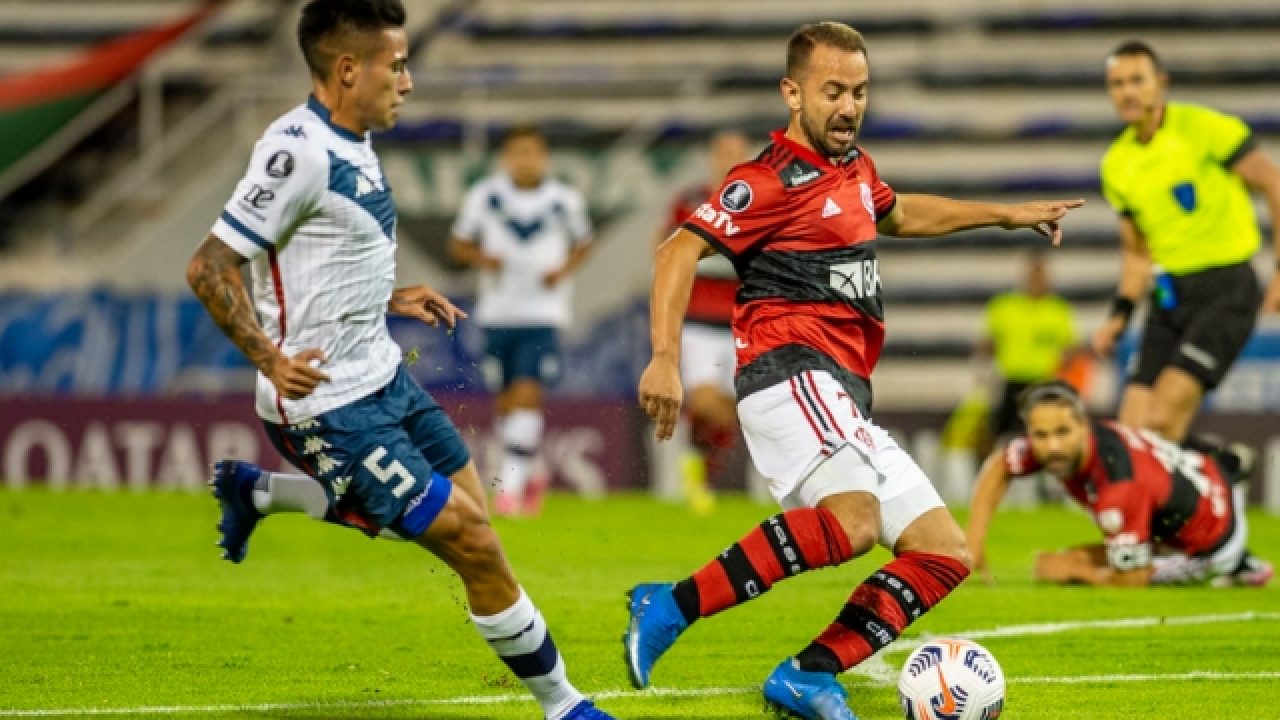 Everton Ribeiro vacila no ataque, mas cumpre função tática e lidera desarmes contra o Veléz - Flamengo | Coluna do Fla