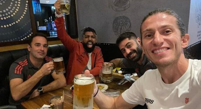 Agora pode! Filipe Luís e Gabigol comemoram vitória com chopp na Argentina
