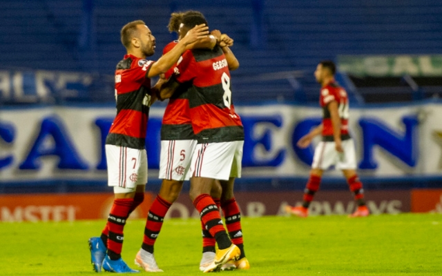 Jornalista exalta elenco do Flamengo, mas alerta para problemas na zaga: “Precisa ser revista”