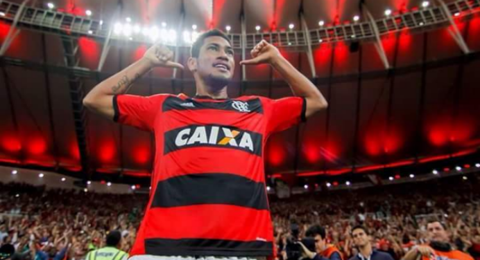 Aniversariante do dia, Hernane Brocador recebe homenagem do Flamengo