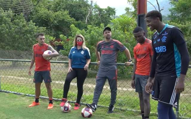 Hugo Souza e Ramon demonstram habilidade em desafio de gol olímpico no Flamengo Coluna do Fla