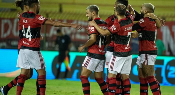 Jornalista critica Palmeiras e aposta no Flamengo na Supercopa: “Chega muito melhor”