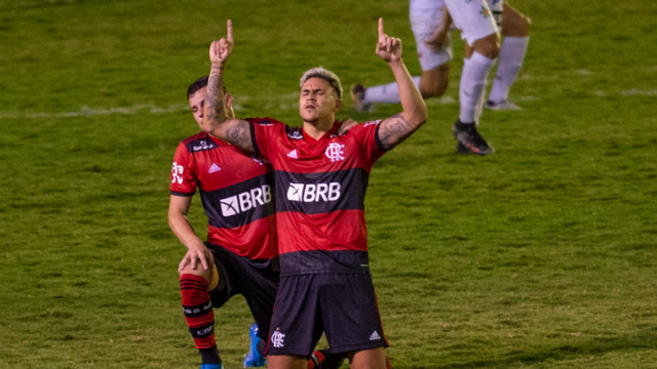 Com Dois Gols De Pedro Flamengo Empata Com A Portuguesa E Retoma Lideranca Do Cariocao Flamengo Coluna Do Fla