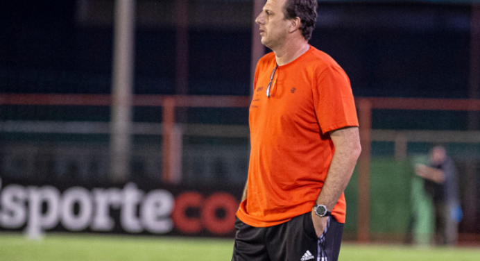 Rogério Ceni faz promessa à torcida do Flamengo após empate contra a Portuguesa