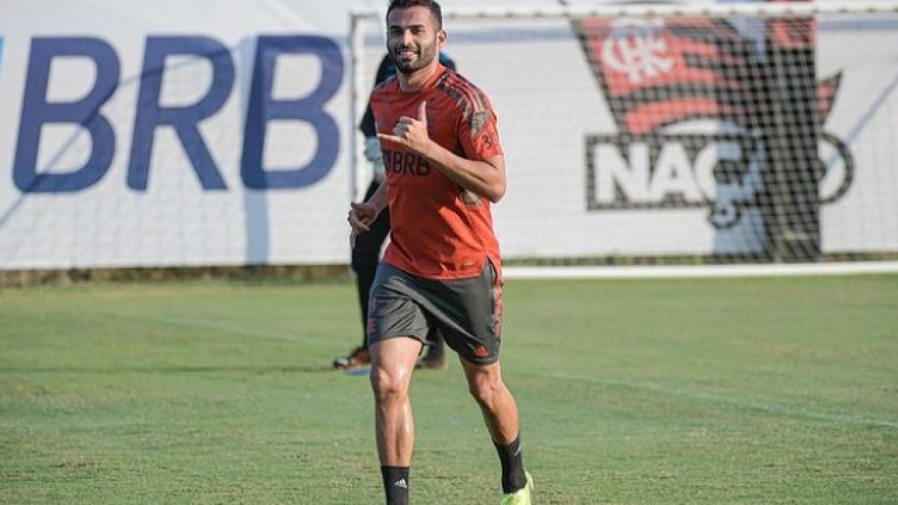 Sob olhares de Ceni, Thiago Maia participa de atividade com jogadores não  relacionados do Flamengo - Flamengo | Coluna do Fla