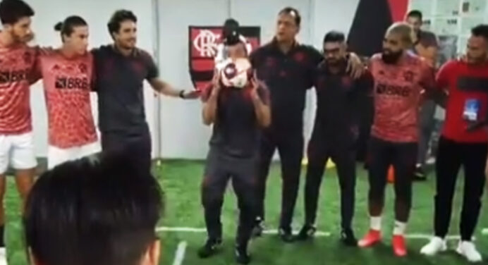Auxiliar de Ceni inova em preleção, faz a bola ‘levitar’ em mágica e agita vestiário em decisão; veja vídeo