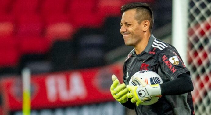 Diego Alves revela conversa com Léo Pereira no vestiário após ‘bronca’ durante partida