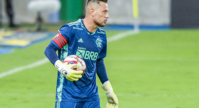 Diego Alves não se recupera 100%, mas pode ficar no banco para possível disputa de pênaltis contra o Flu