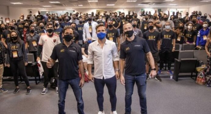 Capitão do Flamengo, Diego Ribas concede palestra na Escola de Educação Física do Exército