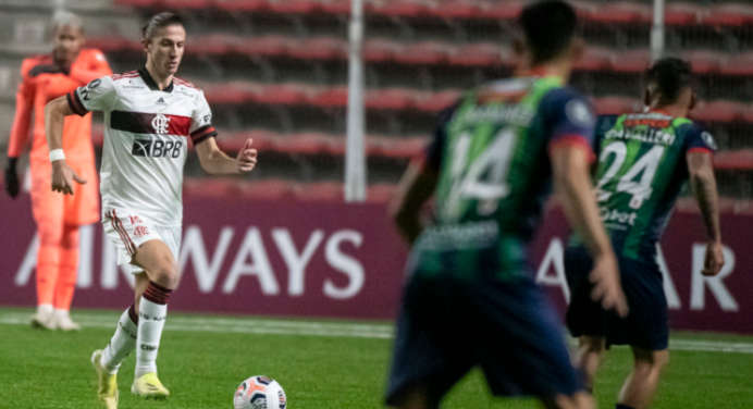 Joga de terno! Com segurança na defesa e certeiro nos passes, Filipe Luís esbanja categoria contra o La Calera