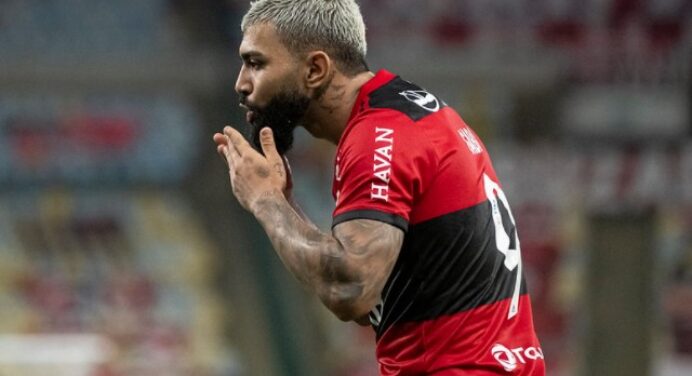 Gabigol supera astros do futebol mundial em ranking de gols por clube e seleção nos últimos 100 jogos