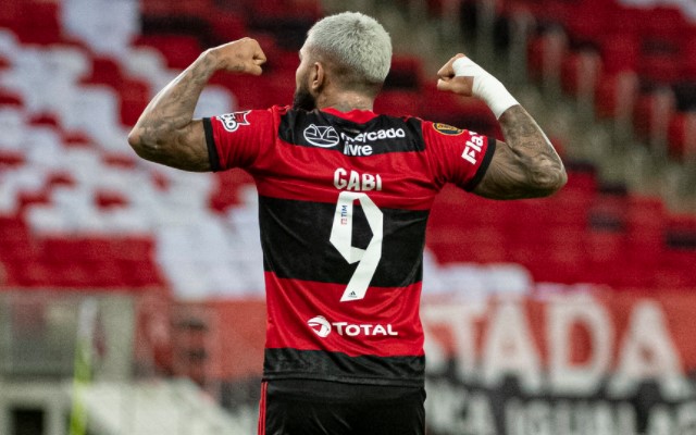 Roberto Dinamite é o jogador com mais hat tricks na história do Campeonato  Brasileiro; veja ranking