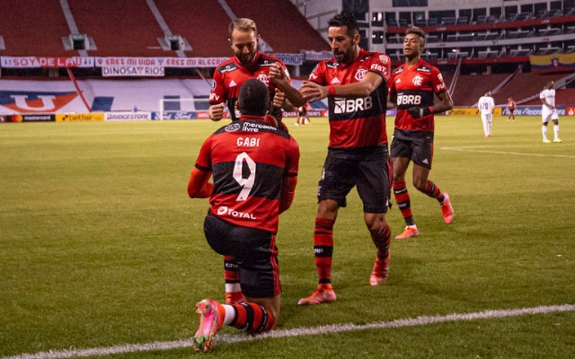 Comentarista engrandece Flamengo e compara time atual ao Santos do Pelé