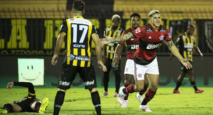 Flamengo joga com ‘um pé na final’ e já mira decisão do Carioca; Flu e Portuguesa são possíveis rivais
