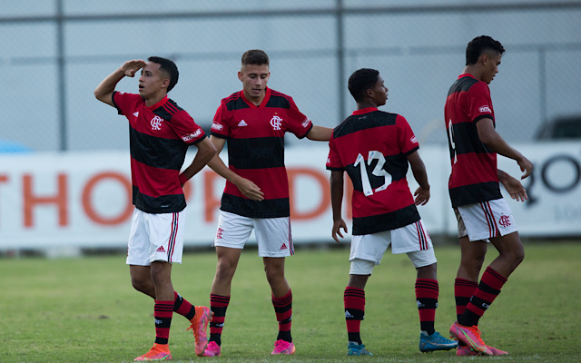 Flamengo acompanha evolução de destaque da base e acredita em faturamento com jogador