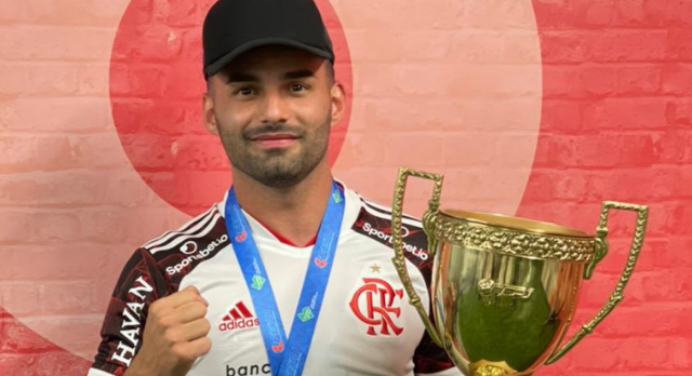 “Mais títulos do que jogos”: brinca Thiago Maia ao celebrar troféu do Cariocão