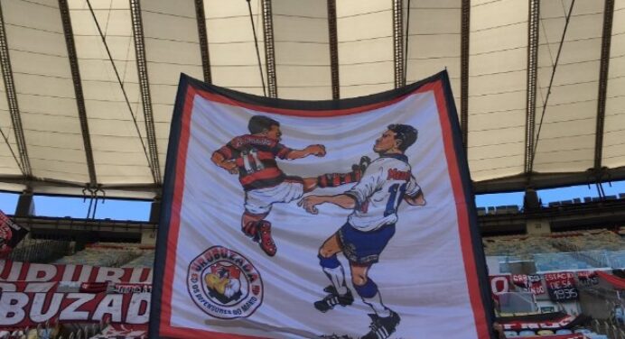 Antes de jogo contra o Vélez, organizada do Fla abusa de provocação e hasteia bandeira de lance memorável de Romário