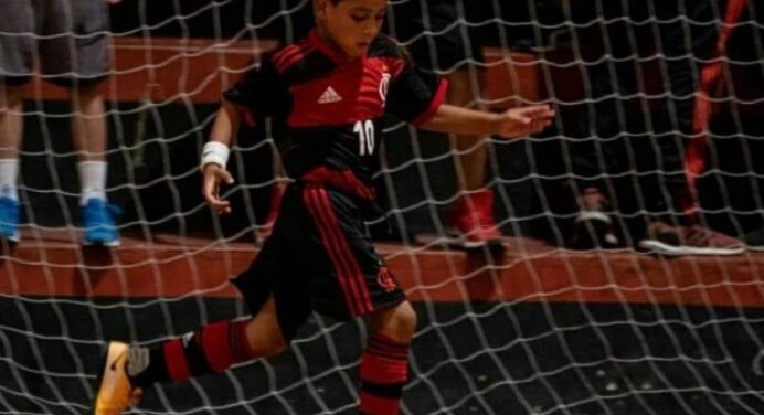 Joia do Ninho de apenas 9 anos tem trajetória inusitada na base com troca de Vasco por Fla; conheça história