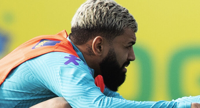 Gabigol demonstra incômodo e se vê exposto após polêmica em reapresentação no Flamengo