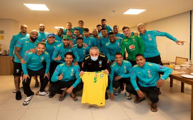 Com Gabigol e Everton Ribeiro, jogadores homenageiam Tite por cinco anos à frente da Seleção Brasileira