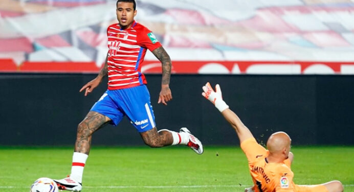 Flamengo aguarda mercado, mas cria relação com Kenedy; diretoria quer contratar o atacante